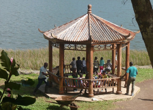 Grand Etang pagode.JPG